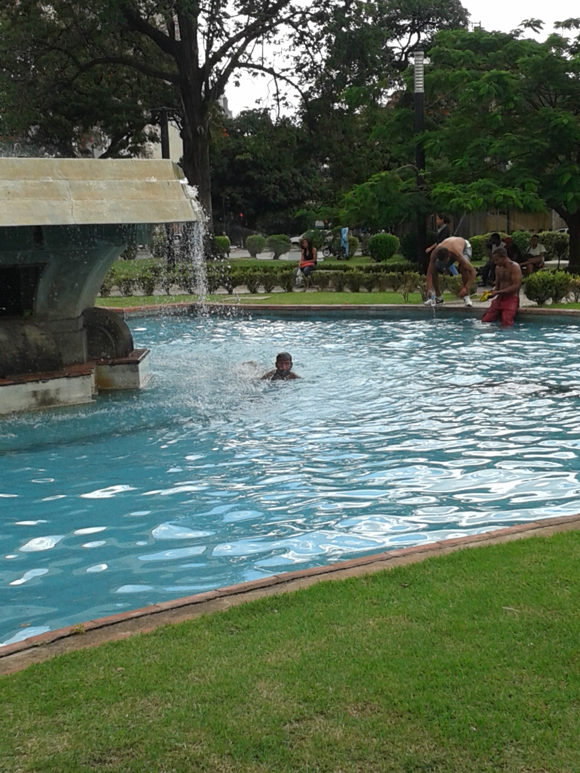 Banhistas na fonte da Praça Raul Soares