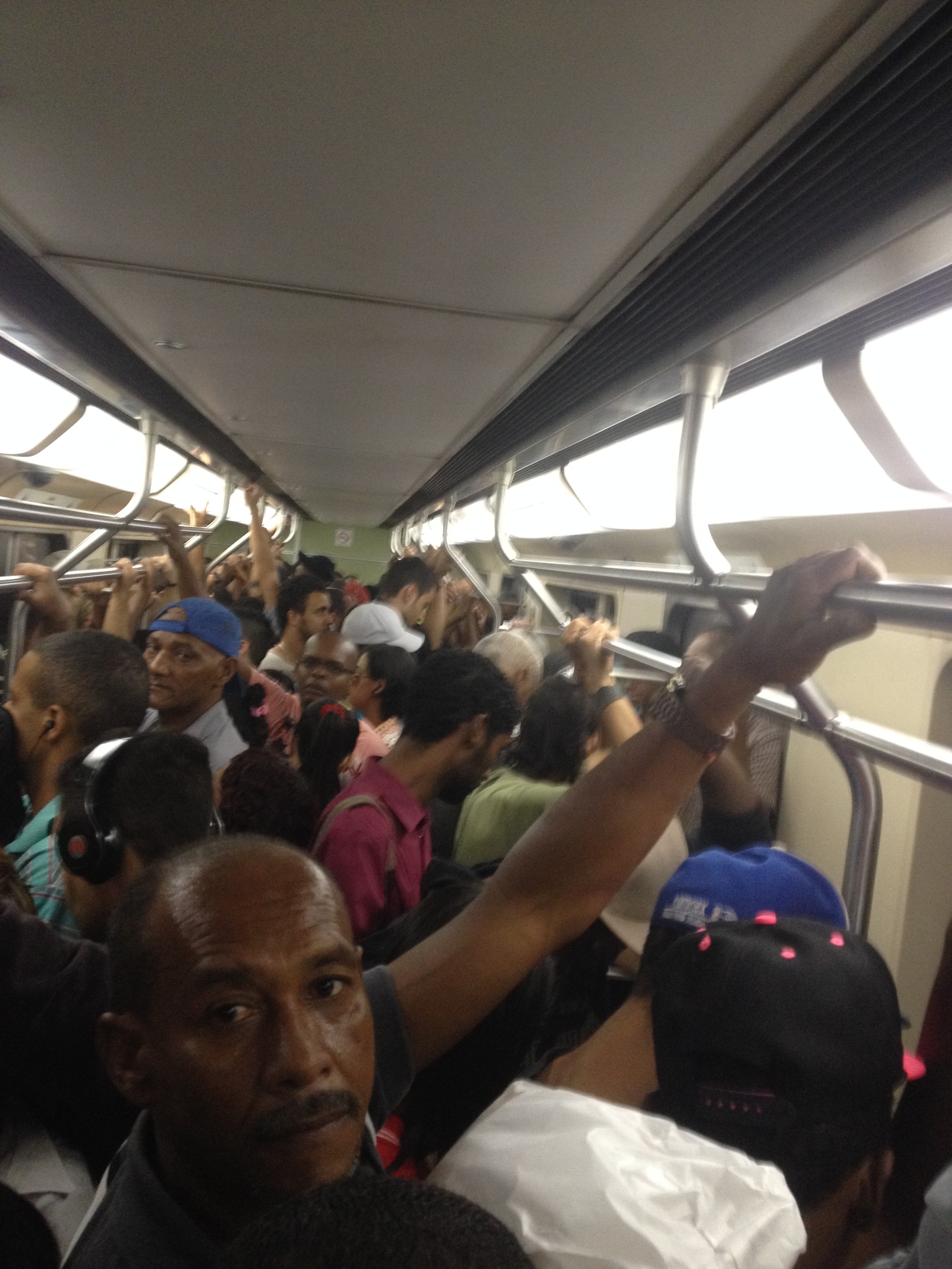 Metrô lotado, foto dentro do vagão