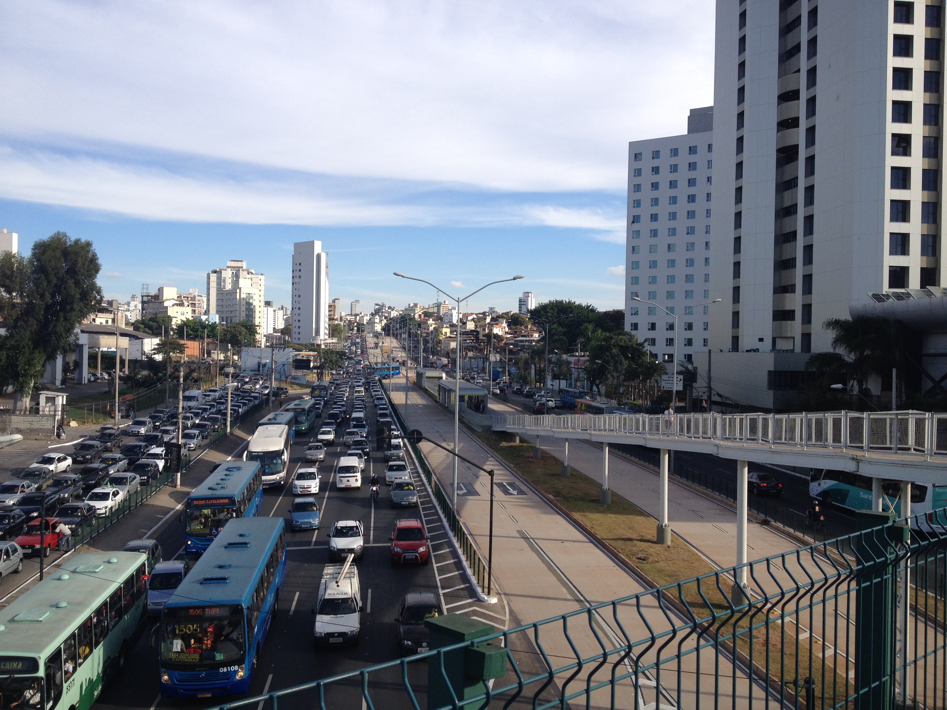 Fila de carros na av. Cristiano Machado, em BH, antes do jogo do Brasil