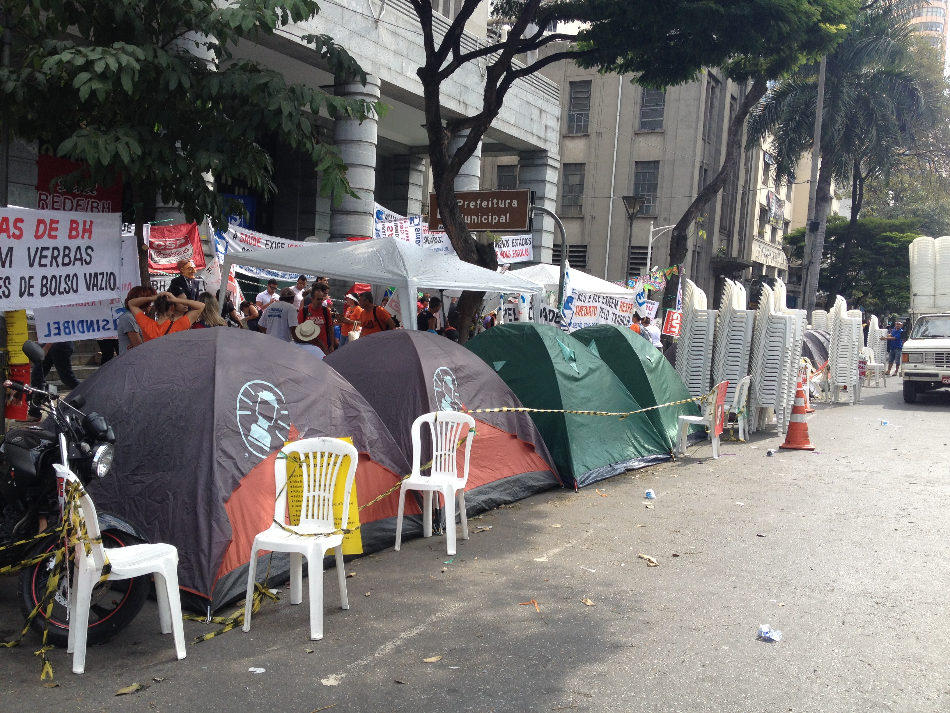 Grevistas acampados na porta da Prefeitura