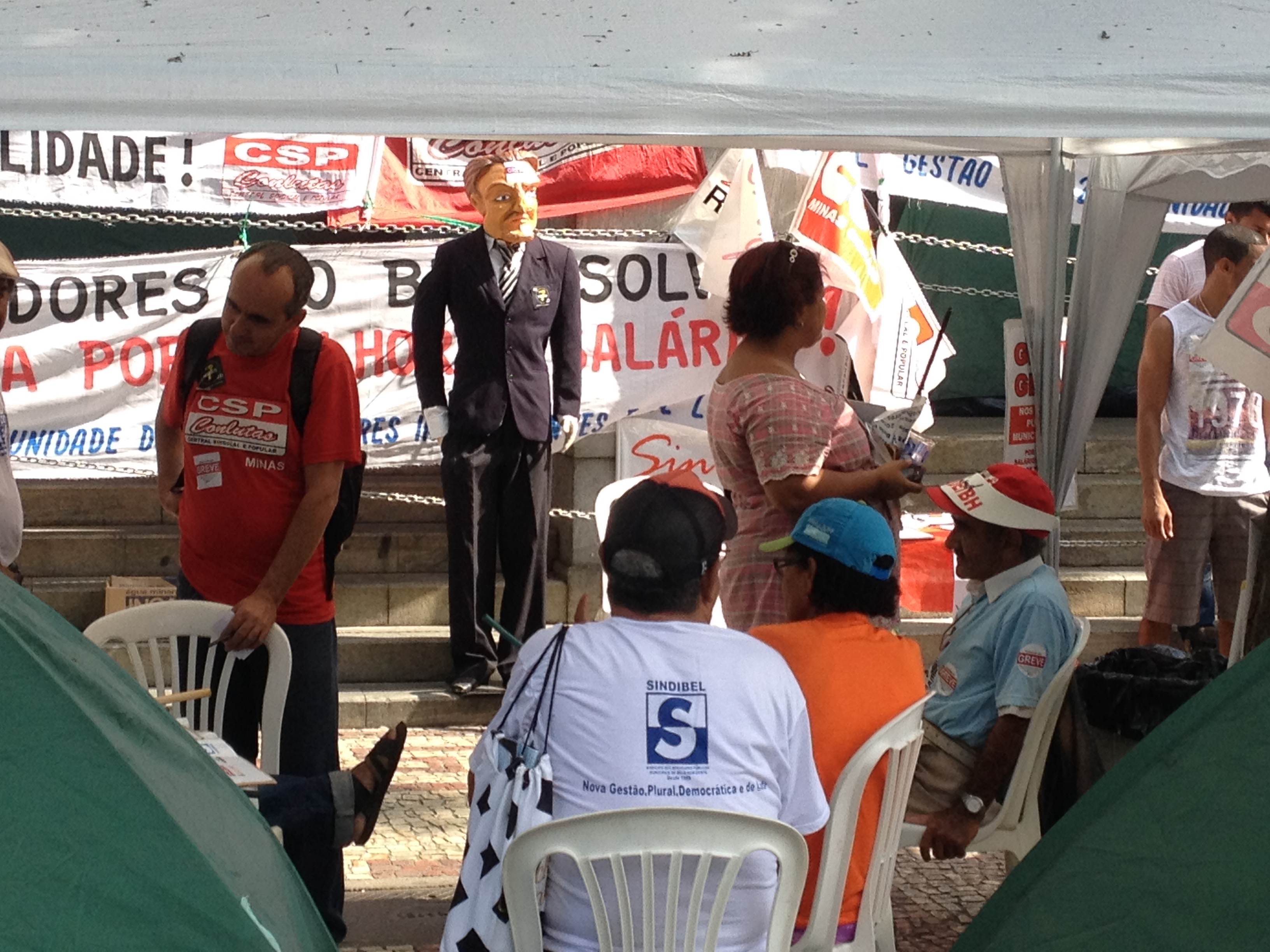 Um boneco do prefeito deu as caras no acampamento.