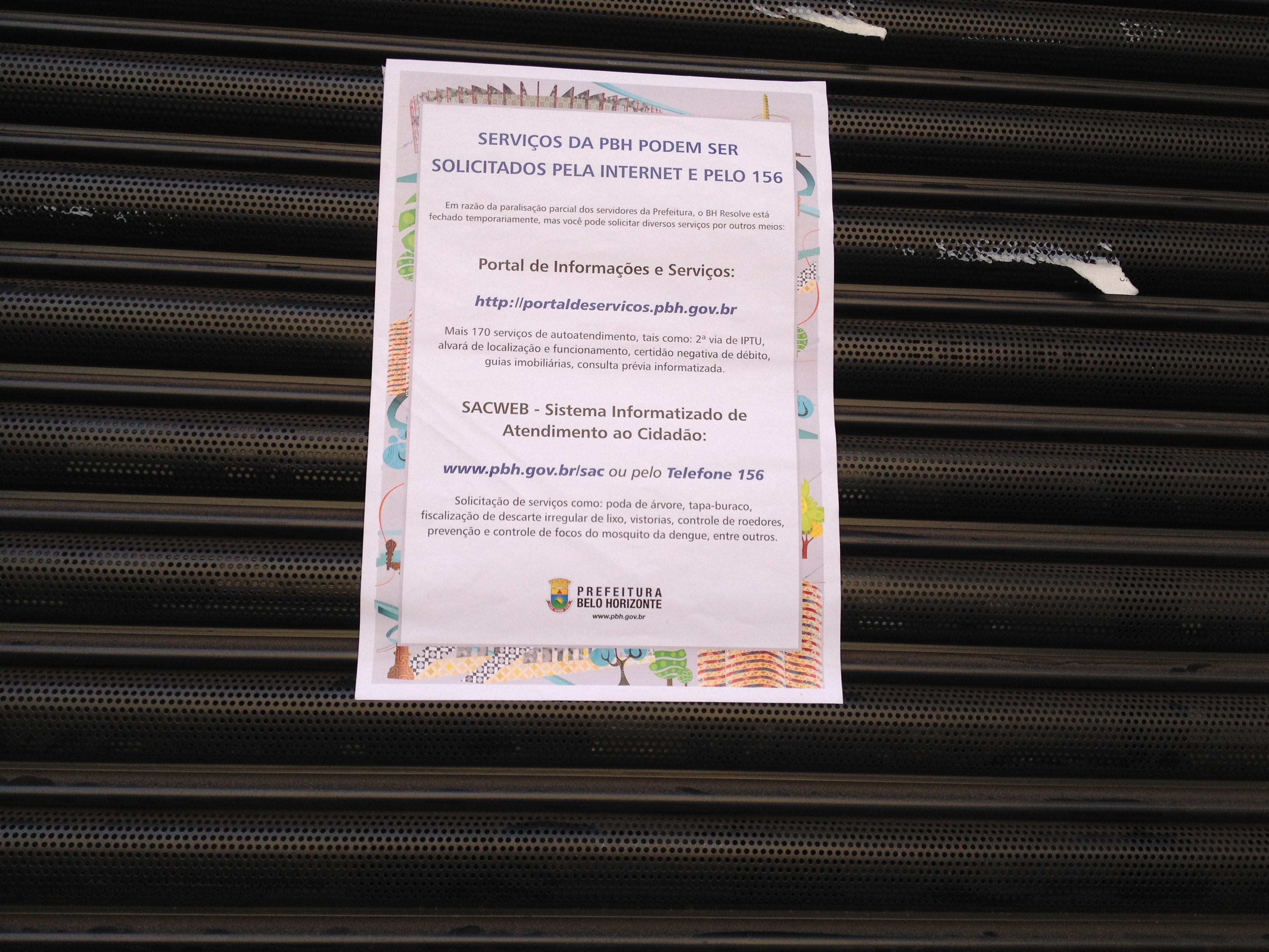 Documento colado na porta do BH Resolve, indicando o que fazer enquanto o local estava fechado.