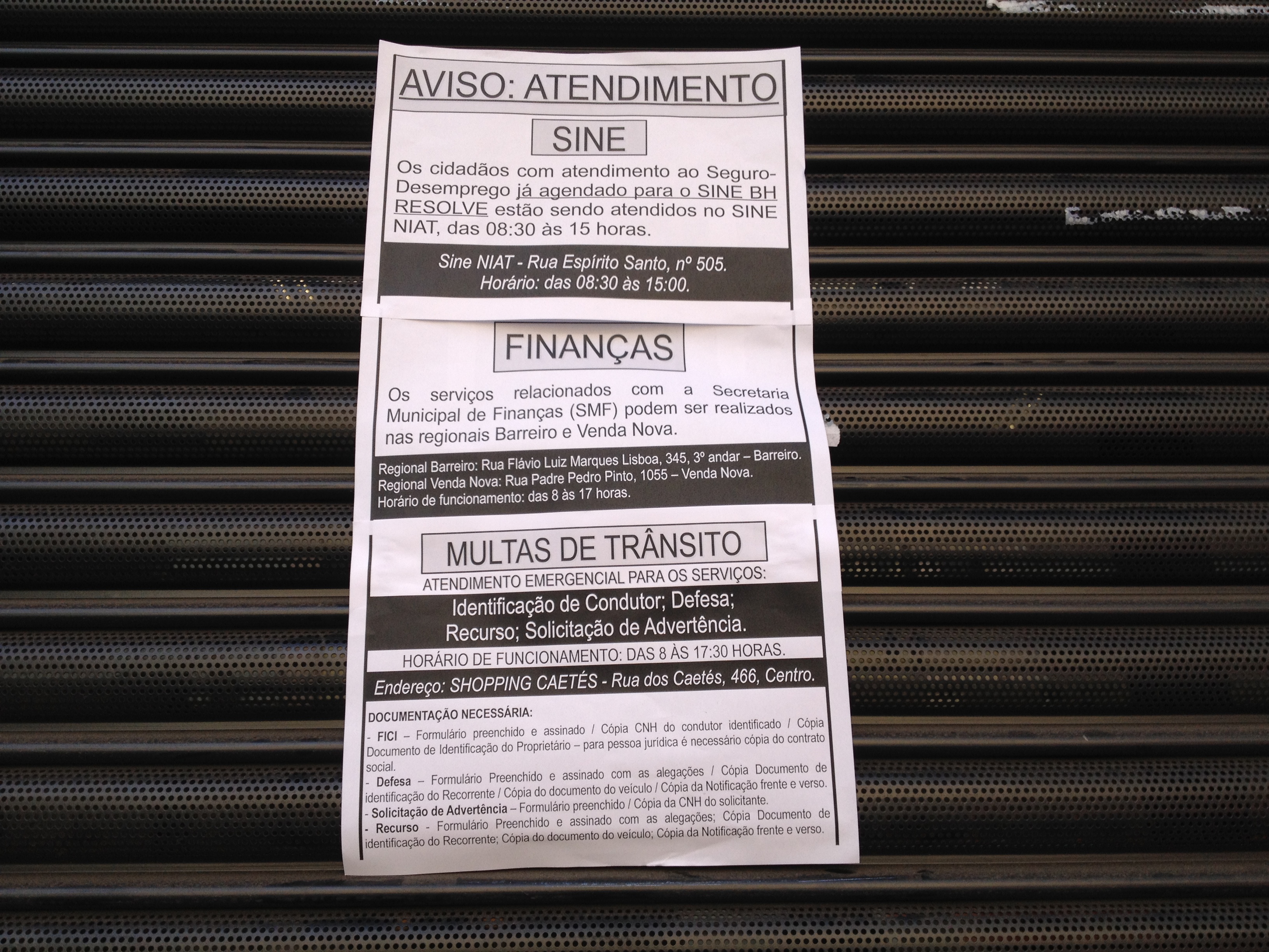 Outro documento colado na porta do BH Resolve, indicando o que fazer.