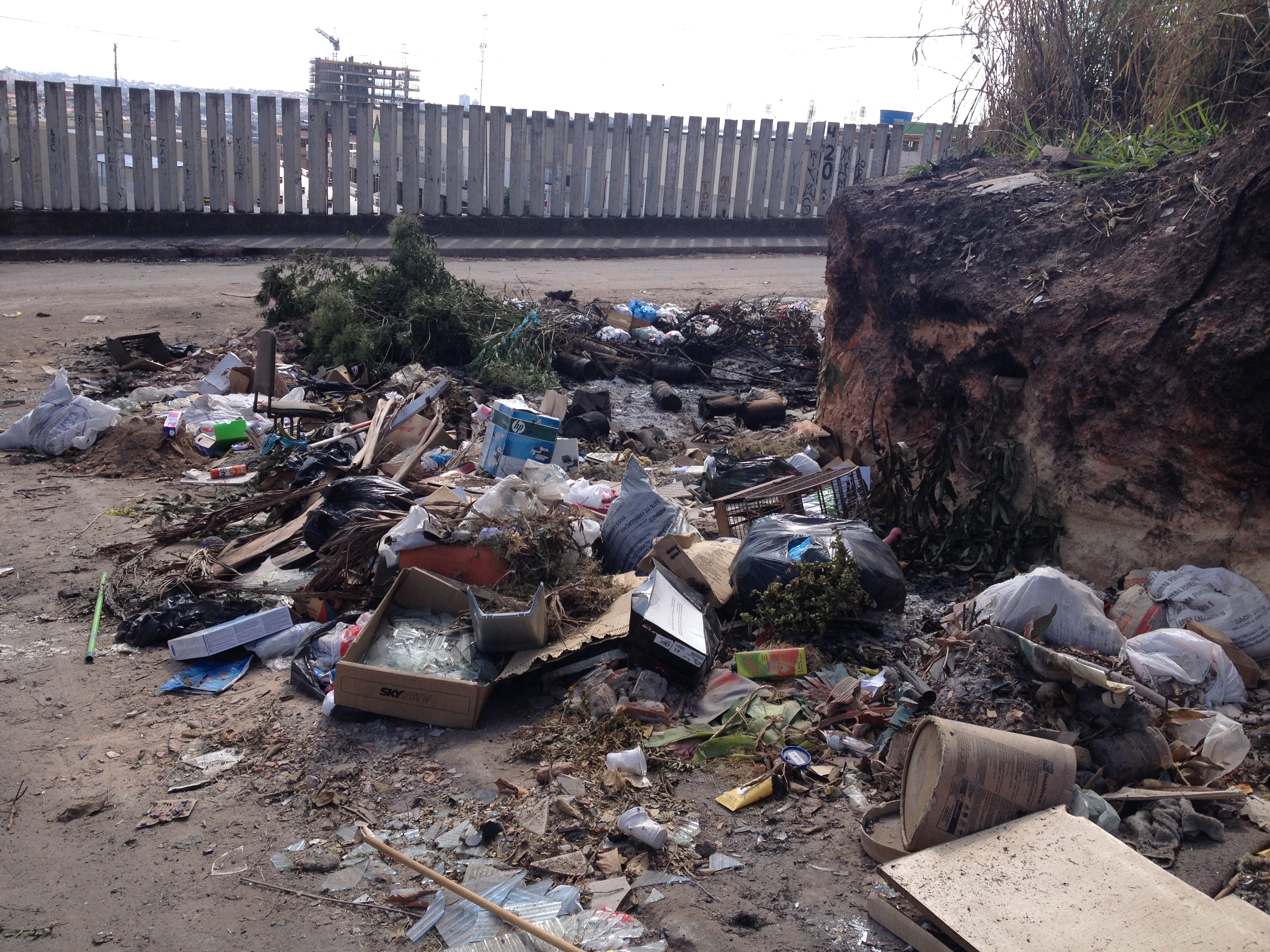 Montanha de lixo no bairro União, vista de maior distância