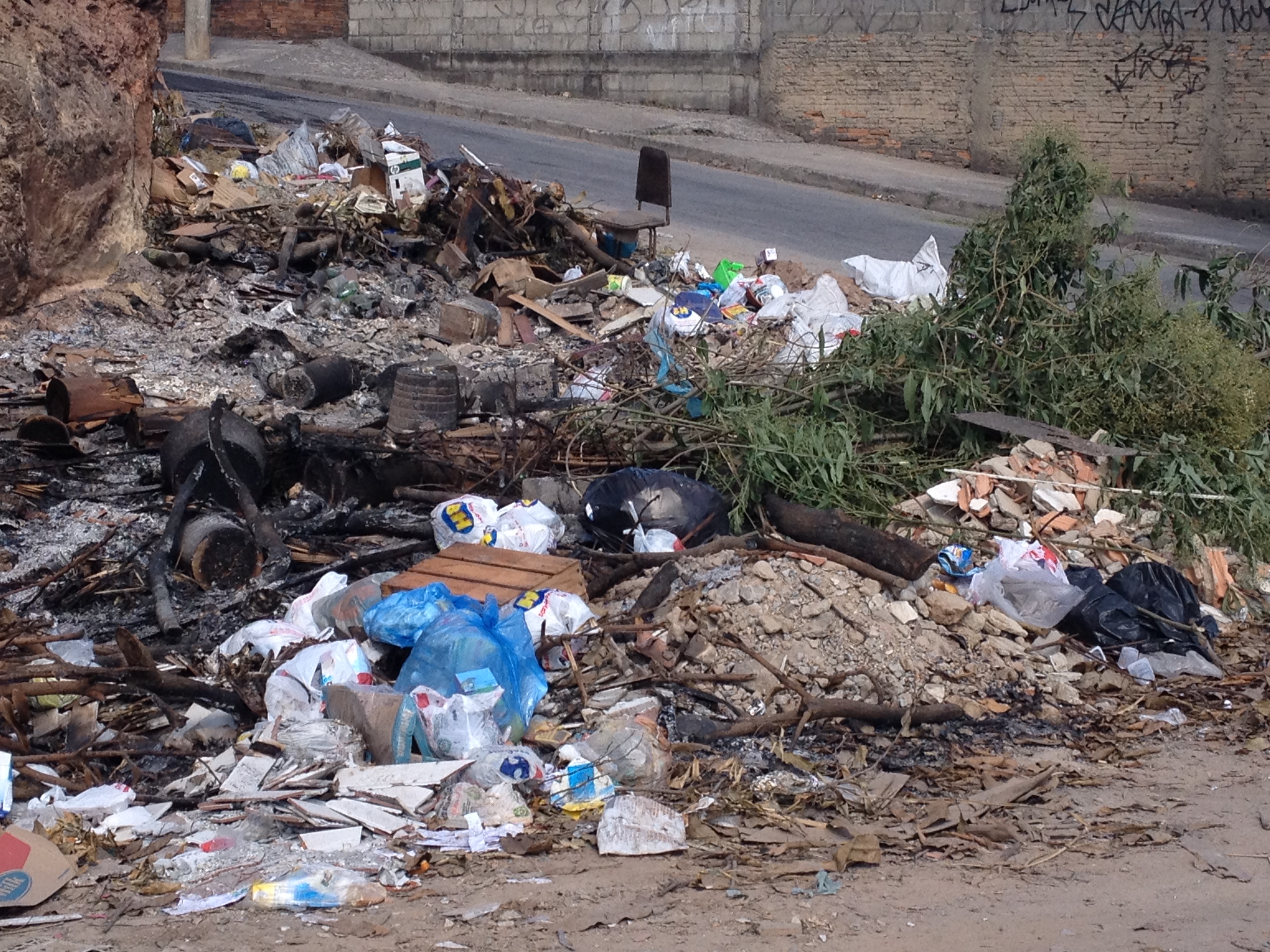 montanha de lixo jogada em rua do bairro União