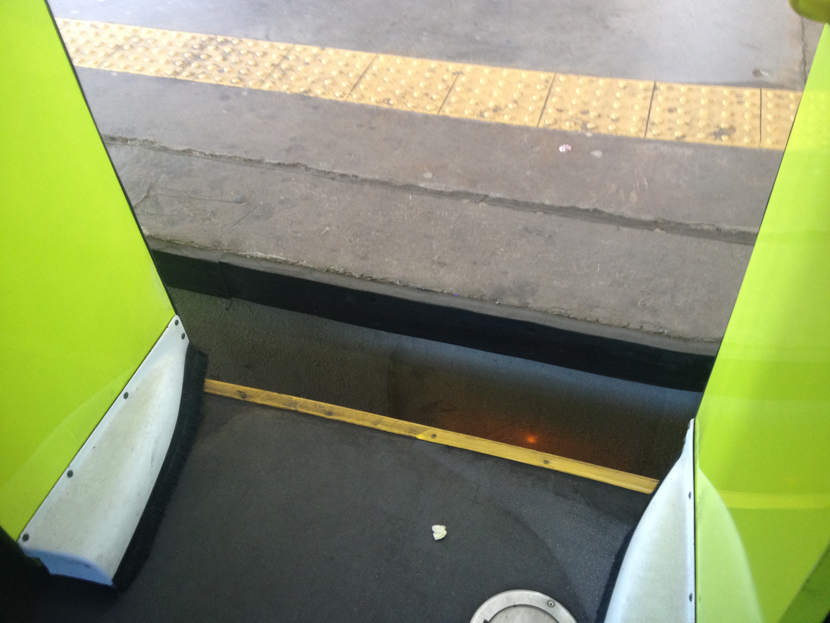 Espaço entre a saída do ônibus e a plataforma da Estação São Gabriel