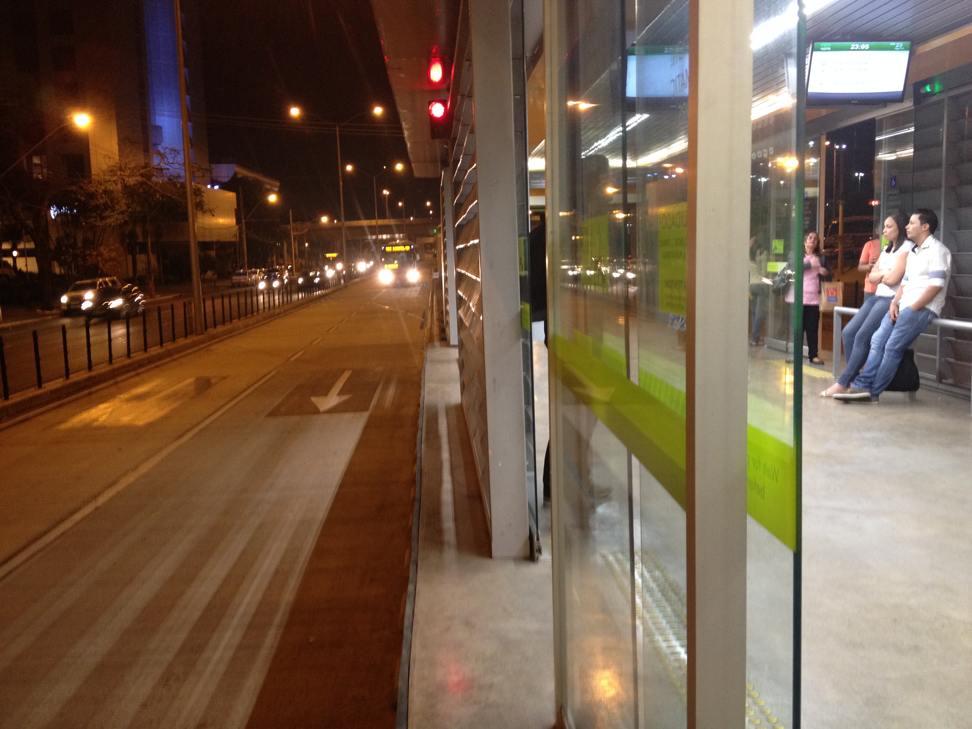 Ônibus do BRT/Move chegando à estação