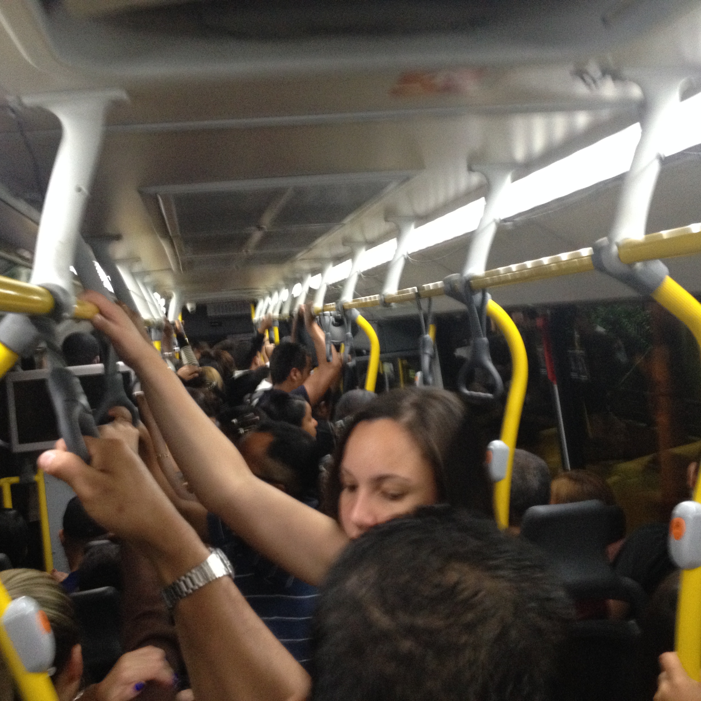 Ônibus lotado na noite de sábado.
