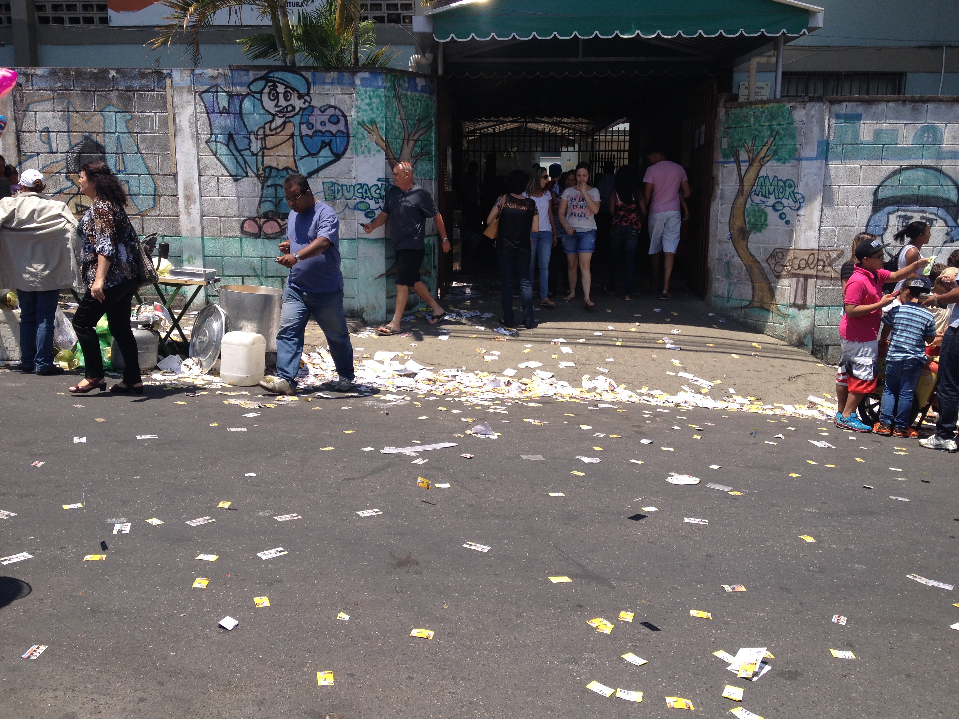 santinhos jogados na rua