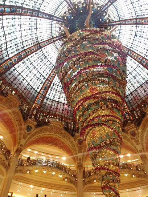 árvore de natal pendurada na cúpula das Galeries Lafayette em Paris