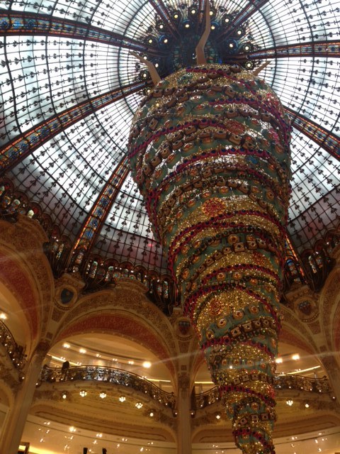 Árvore de Natal de ponta cabeça sob a cúpula das Galeries Lafayette em Paris