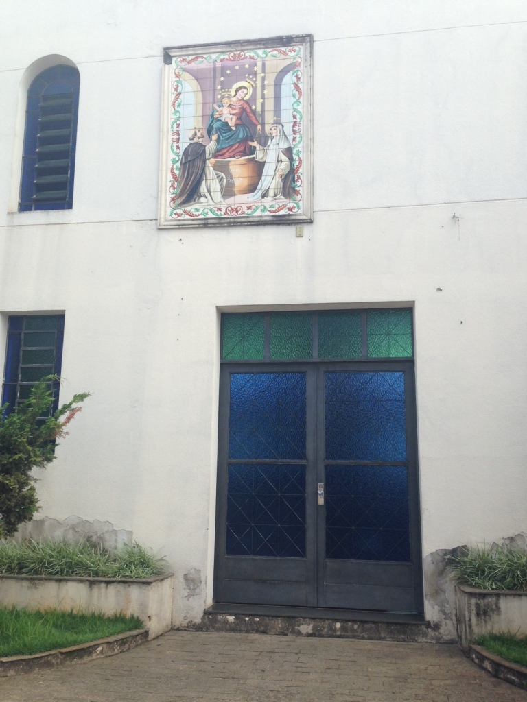 Entrada lateral da Igreja de Nossa Sra. do Rosário, na rua Belo Horizonte, em Araxá (MG) / Foto: Marina Borges