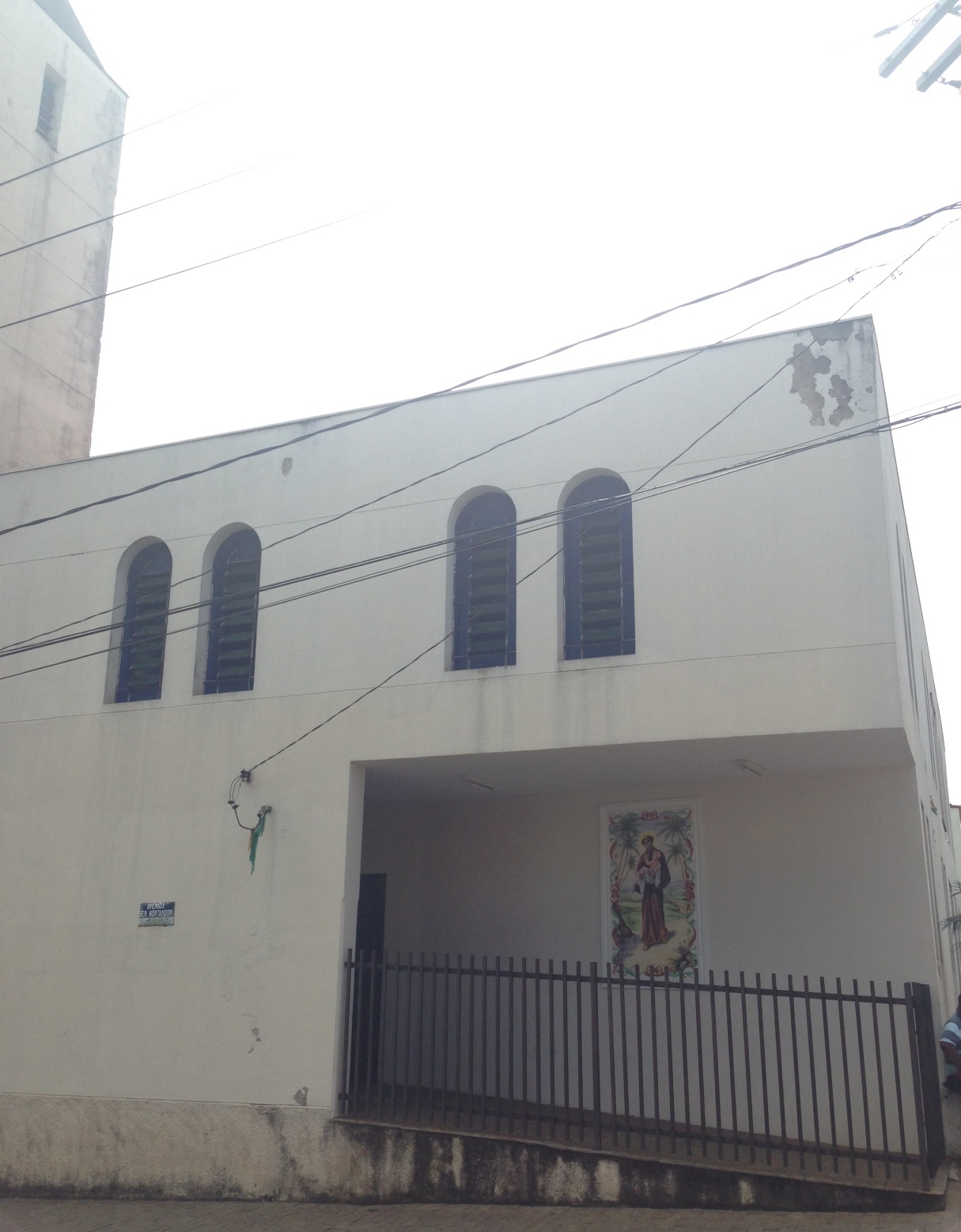Entrada da Igreja do Rosário, na Av. Senador Montandon