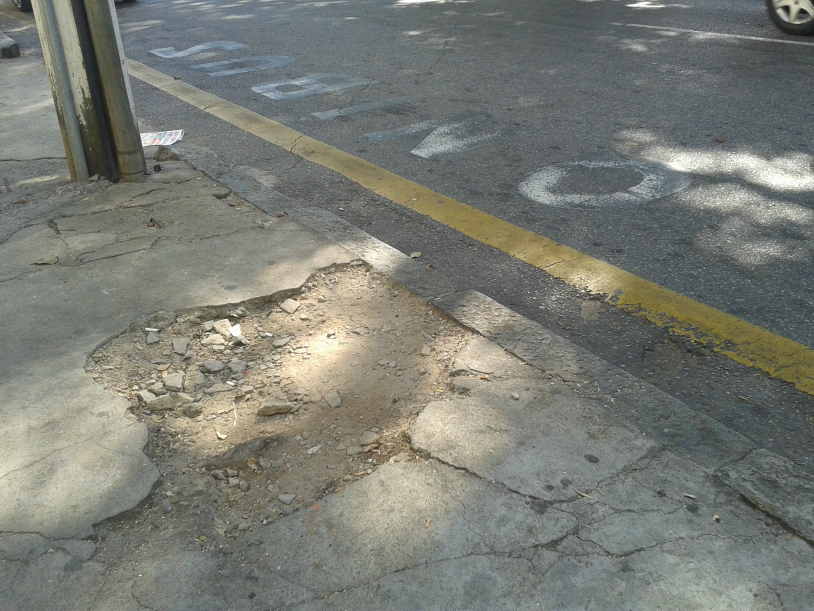 Buraco ao lado de ponto de ônibus na rua Mármore. Um perigo para os apressados ou desavisados. | Foto: Sérgio Verteiro
